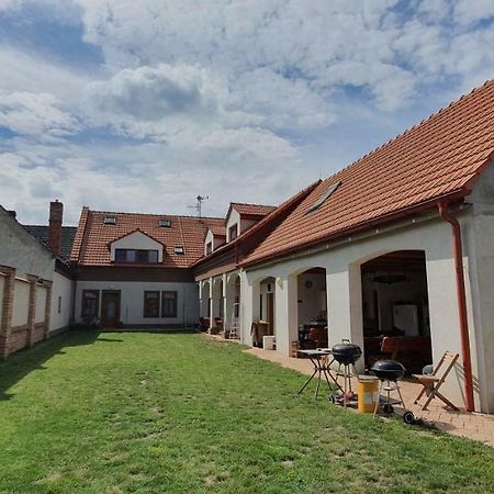 Penzion Dolni Dunajovice Luaran gambar